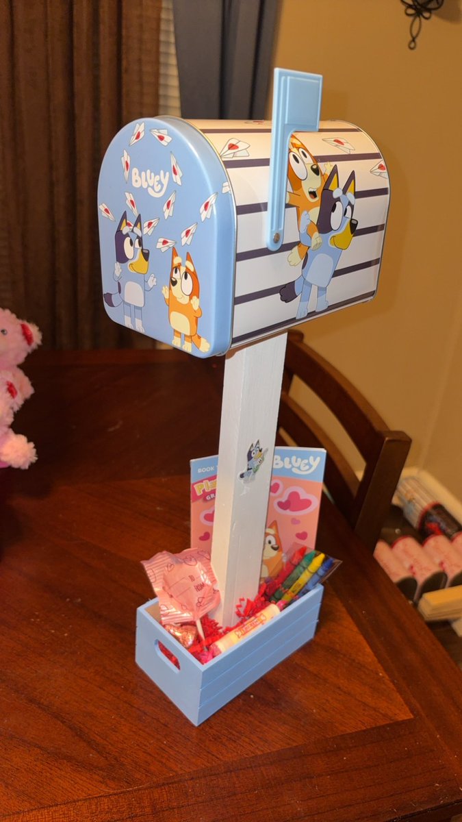 Lexxxdashawn's tweet image. #giftideas #diy #diyproject #mailbox #bluey #HelloKitty #Spiderman #Minecraft