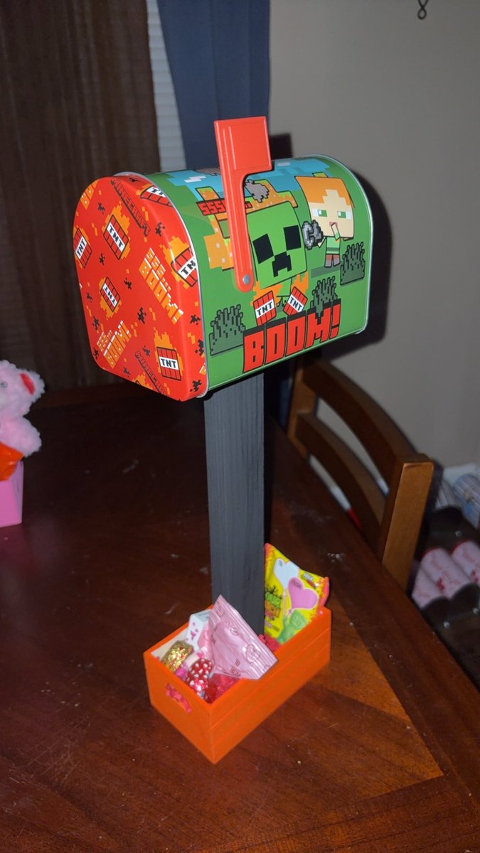 Lexxxdashawn's tweet image. #giftideas #diy #diyproject #mailbox #bluey #HelloKitty #Spiderman #Minecraft