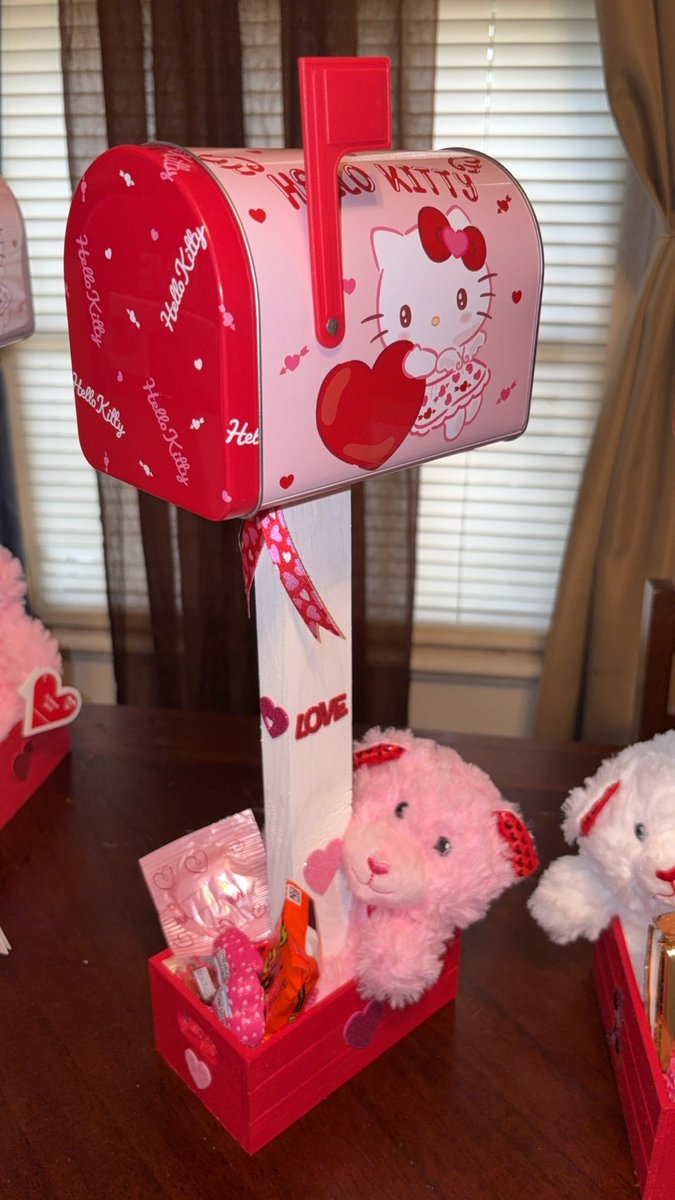 Lexxxdashawn's tweet image. #giftideas #diy #diyproject #mailbox #bluey #HelloKitty #Spiderman #Minecraft