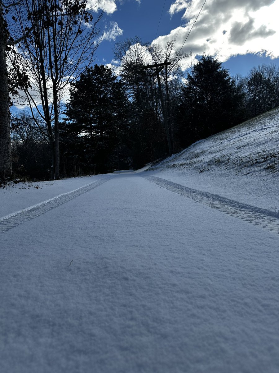 tyler8383's tweet photo. Snow day ❄️ https://t.co/V0NCog6lZj