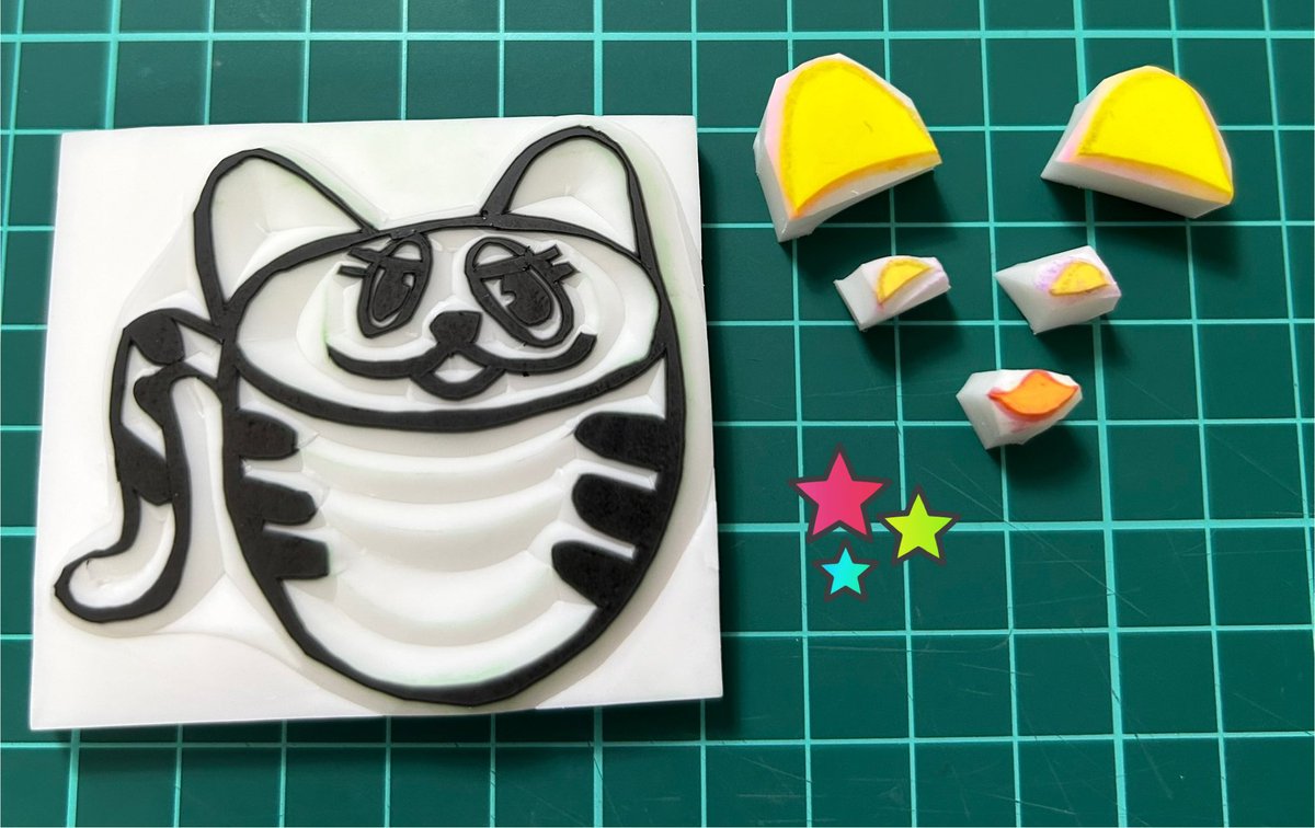 koshiankun51's tweet image. kyon☆famさんのฅ^•ω•^ฅさん消しゴムはんこฅ^•ω•^ฅ✨️元絵の色とは違いますがしっぽはペンで塗りました🖊kyon☆famさんのイラストと色使い最高に好みです✨️
#kyon☆fam
#着せ替え消しゴムはんこ
#もりのはんこやさん流儀✖️奥義