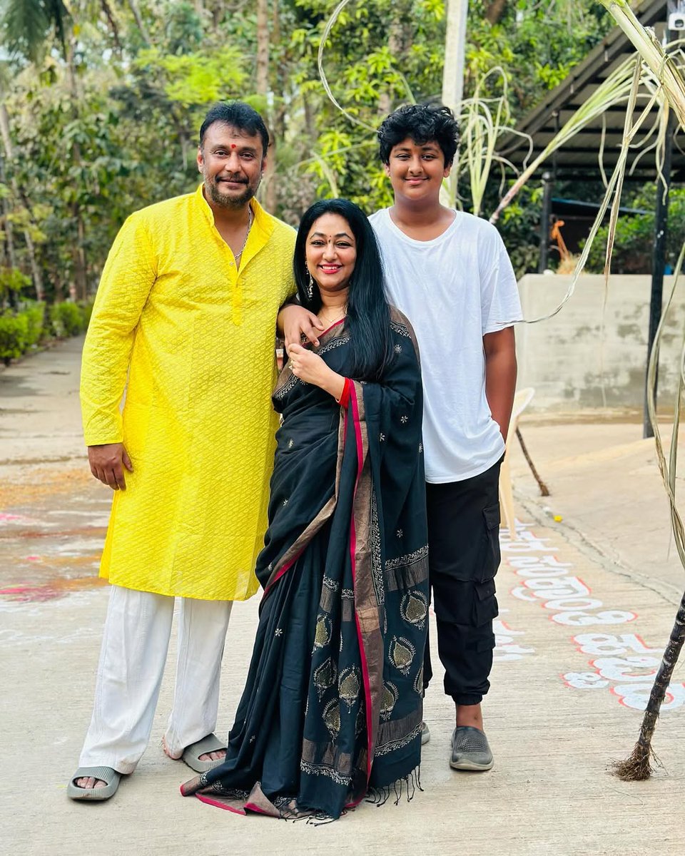 Thoogudeepa_TM's tweet photo. ನಮ‌್ಮ ಕುಟುಂಬ ❤😍🤗❤

#darshanthoogudeepasrinivas #thoogudeepasrinivas #family #dbossfans #devru #devilthehero #thoogudeepagroups https://t.co/IMPekj9pm1