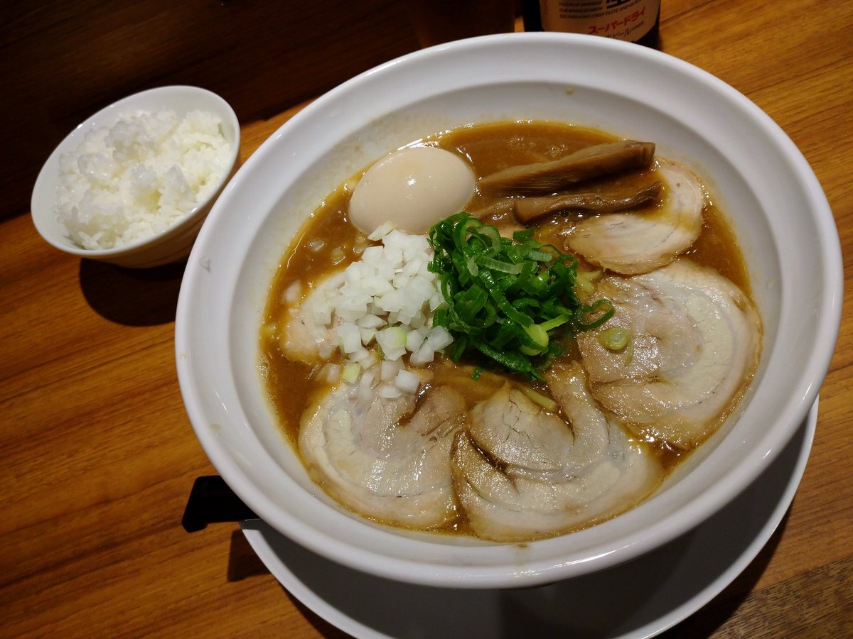 taki1091taki's tweet photo. 昼らー🍜
RAMEN JUNKさん✨
冬季限定 THE MISO
半熟味玉
チャーシュー増
ライス小
アサヒ中瓶🍺
を頂きました😁
麺激ウマ😍😍😍😍😍😍😍😍
メンマと🍺激ウマ😍😍😍😍😍😍😍😍
チャーシューと🍺激ウマ😍😍😍😍😍😍😍😍
昼からたまりません😂
#RAMENJUNK https://t.co/EPnFj4n0gj