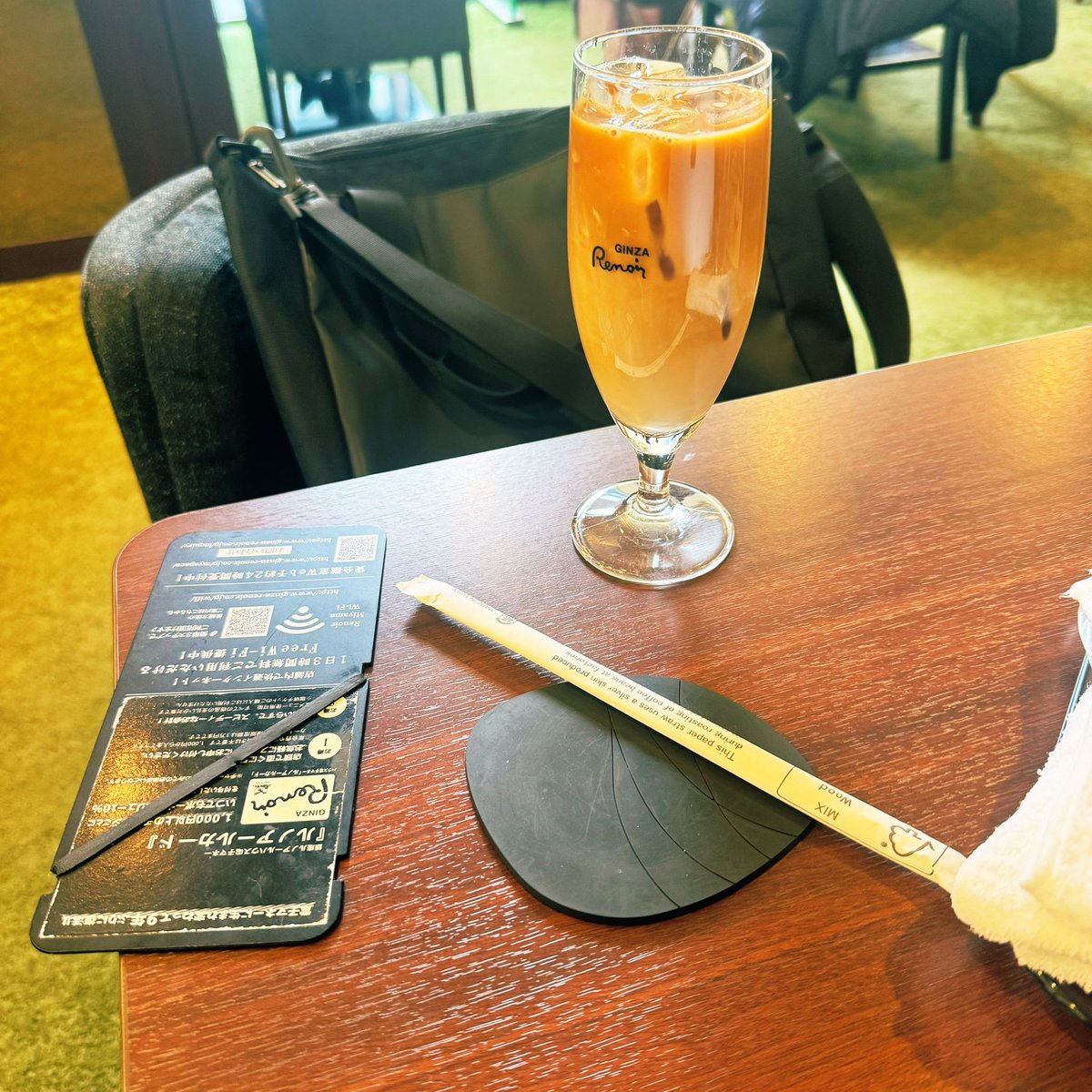 kapitan's tweet photo. ドリンク来たけどコースターとは？😅
#ルノアール #銀座ルノアール https://t.co/rFKLWRupSm