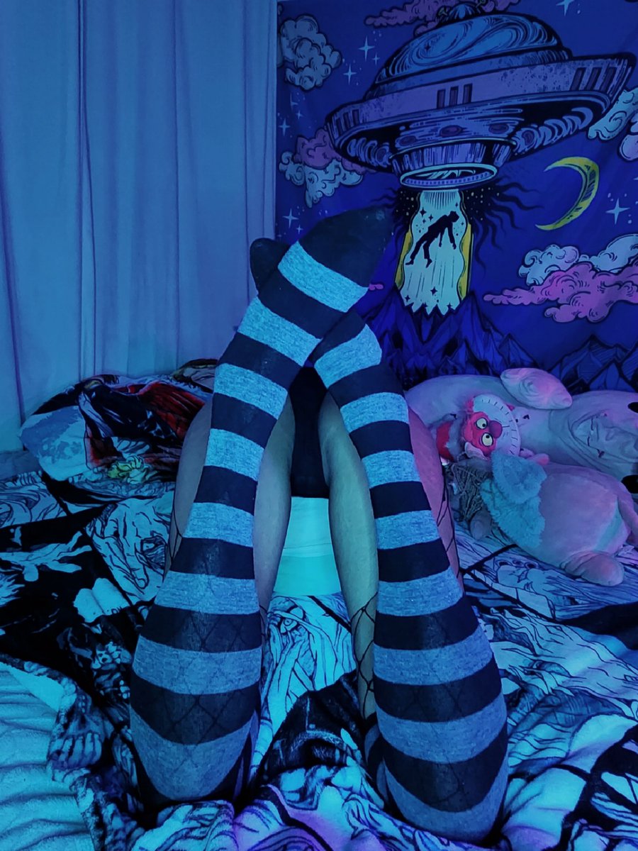 meltdownexe's tweet photo. ☣️new content☣️ with a new playmate ~ link in bio ♡

#fansly #nsfw #lewd #blackalt #alternative #clowncore #fishnet #socks https://t.co/uNtntLthdJ