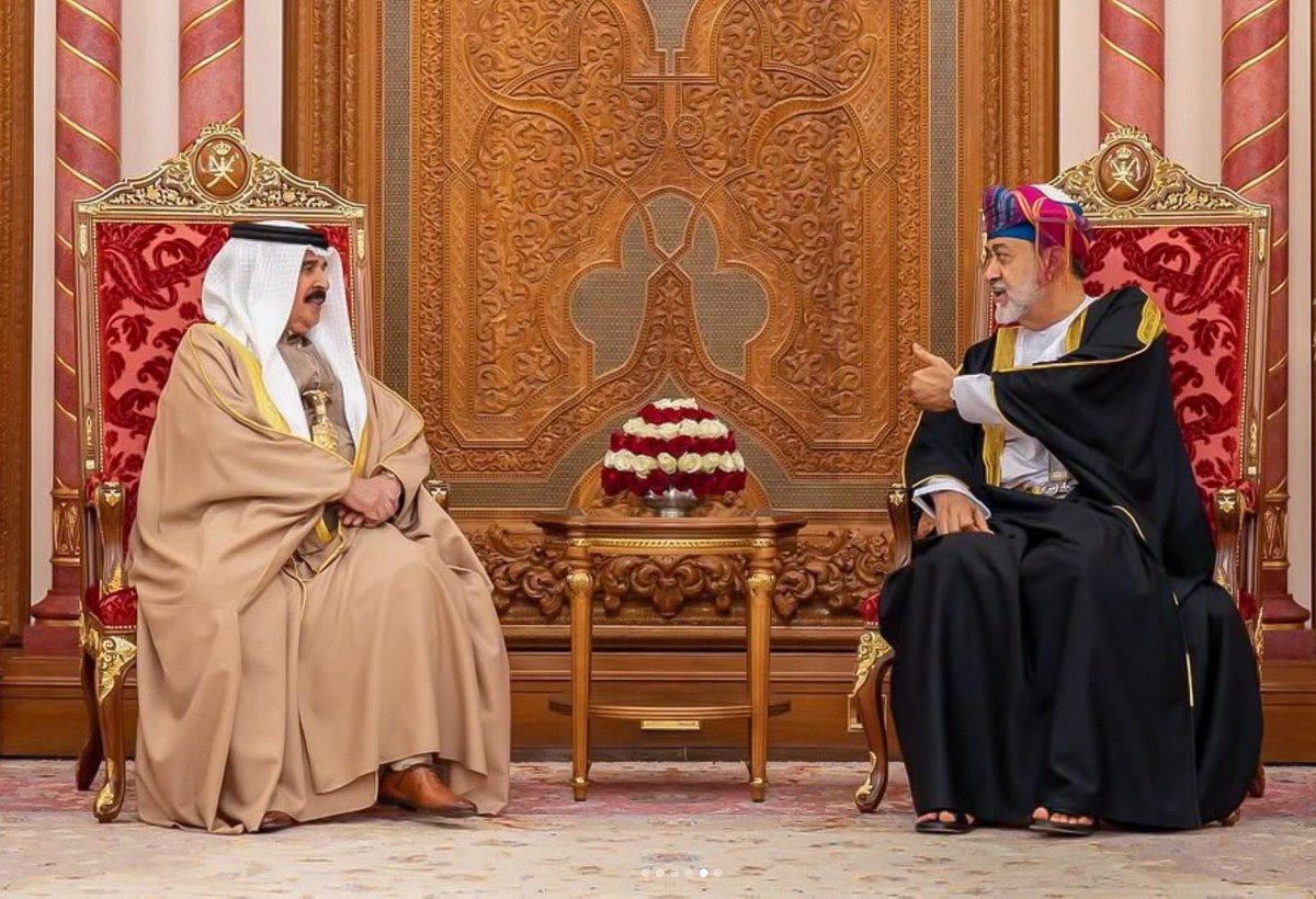 القمة البحرينية العمانية تختصر أخوة وثيقة بين قائدين حكيمين وبلدين شقيقين. وزيارة جلالة الملك المعظم لأخيه جلالة #السلطان_هيثم بن طارق تكتب فصلا جديدا من التعاون في البيت الخليجي.
#أخوة_وثيقة #البحرين #عمان