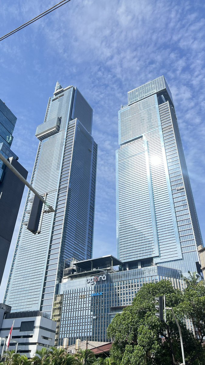 Kantor sebelumnya udah lantai 55, sekarang saya ngantor di kantor baru ada di lantai 66. Curiga kantor baru berikutnya di lantai paling atas burj khalifa