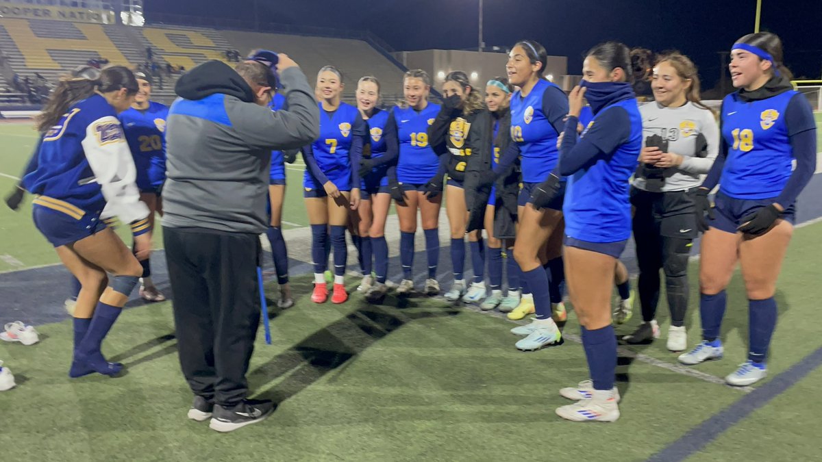 EHSGirlsSoccer3's tweet image. Celebrating our Coach at home &amp;amp; a win against a tough Americas team! Proud of our team!  Check out the celebration dance. Peep the hat 👀 When the hat turns around, you know it’s going down 🧢  @EastwoodHQ @EastwoodSports @Fchavezeptimes #legend