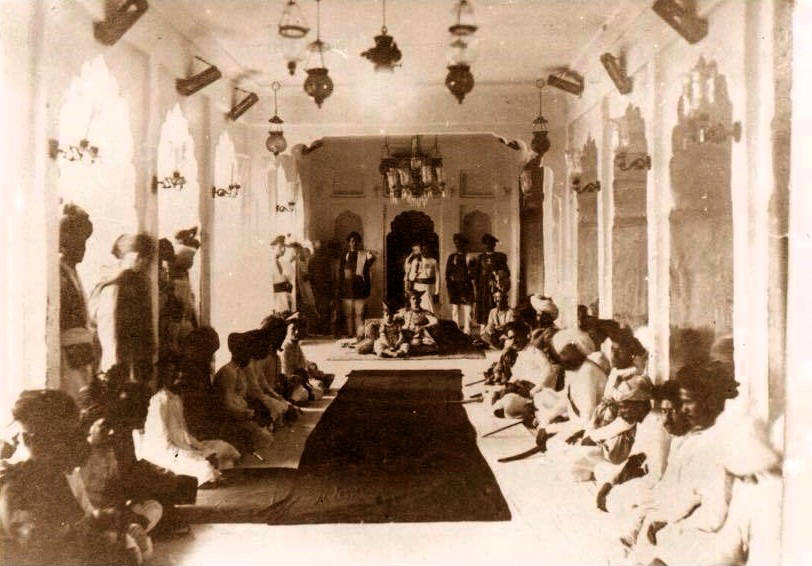 _rajeshahi's tweet photo. A very Rare Photograph (1930) of a Maratha Durbar.

This is Durbar of a vassal Maratha "dynasty" under Gwalior Shindeshahi Sansthan, of Rustam Jung Bahadur Raja Rajendra Sitole Suryavanshi Sardars in their own fort at Pohari.

#Rajeshahi #Kshatriya https://t.co/wfu1teAoLZ