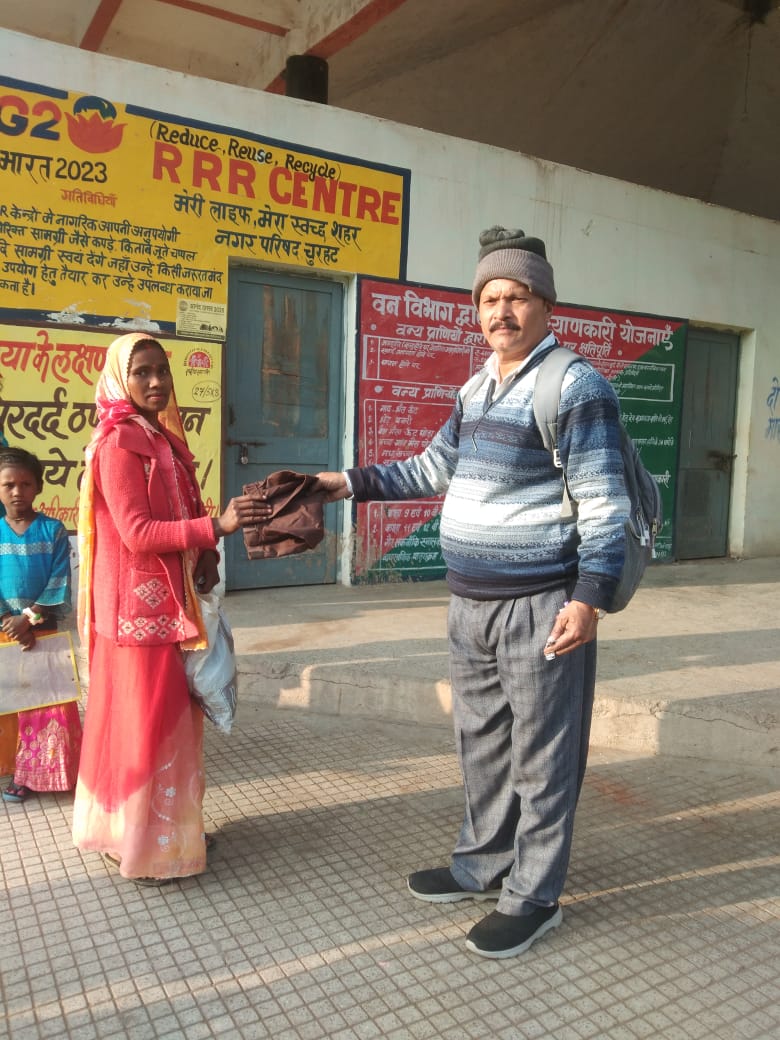 ChurhatSwachh's tweet photo. दिनांक 14.01.2025 को आनंद उत्सव अभियान के तहत RRR Centre में जरूरतमंद लोगों को कपडा एवं छोटे बच्चो को किताब वितरित किया गया #anandutsav2025 https://t.co/RXKDLcX4Ng