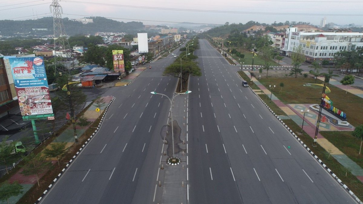 mhuseinali's tweet photo. Walikota dengan wewenang paling powerful di Indonesia itu Batam. Tanah dikuasai Otorita BP under walikota

Tapi dengan kekuasaan itu mereka cuma bisa bangun jalan lebar, bangga pula

Padahal wewenang sebesar itu, bikin pabrik tinggal tunjuk, nego sama singapore tinggal nyebrang. https://t.co/RC9c2dqqCS