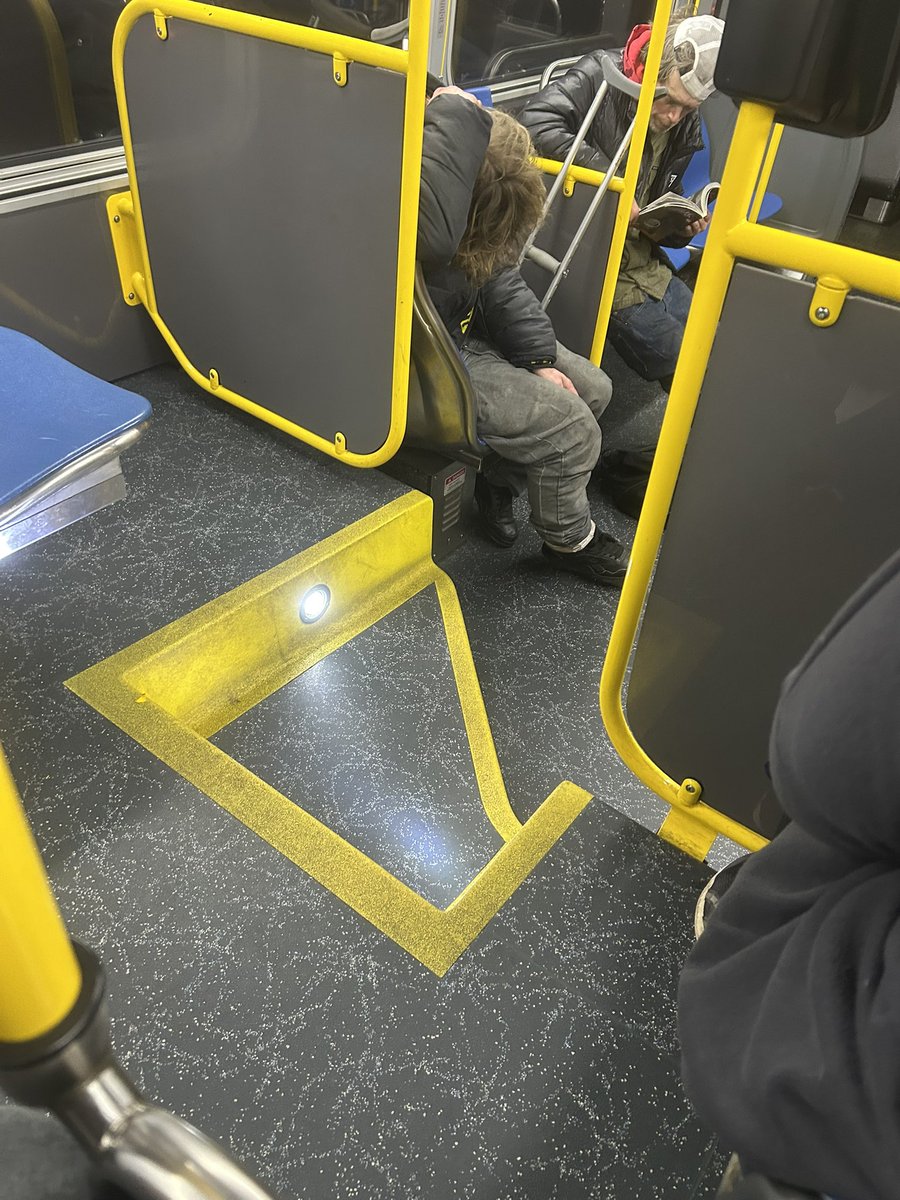 aallyyccaatt's tweet image. even the homeless ppl reading berserk #geton