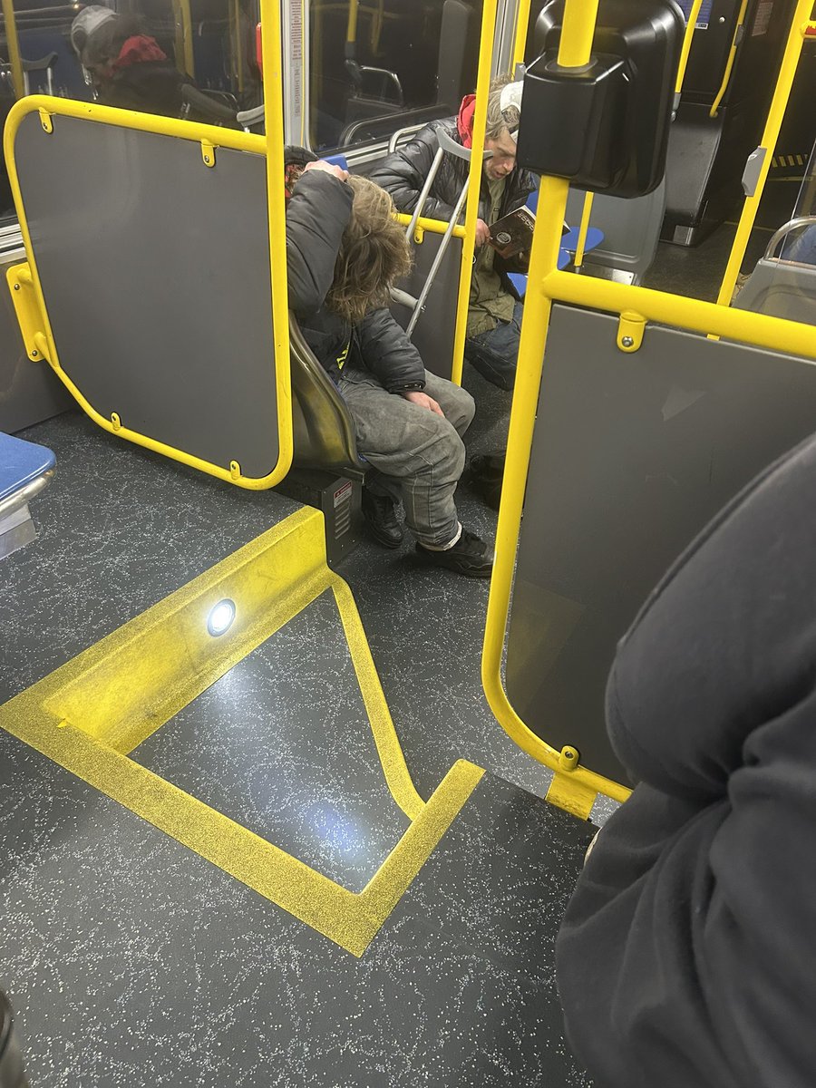 aallyyccaatt's tweet image. even the homeless ppl reading berserk #geton