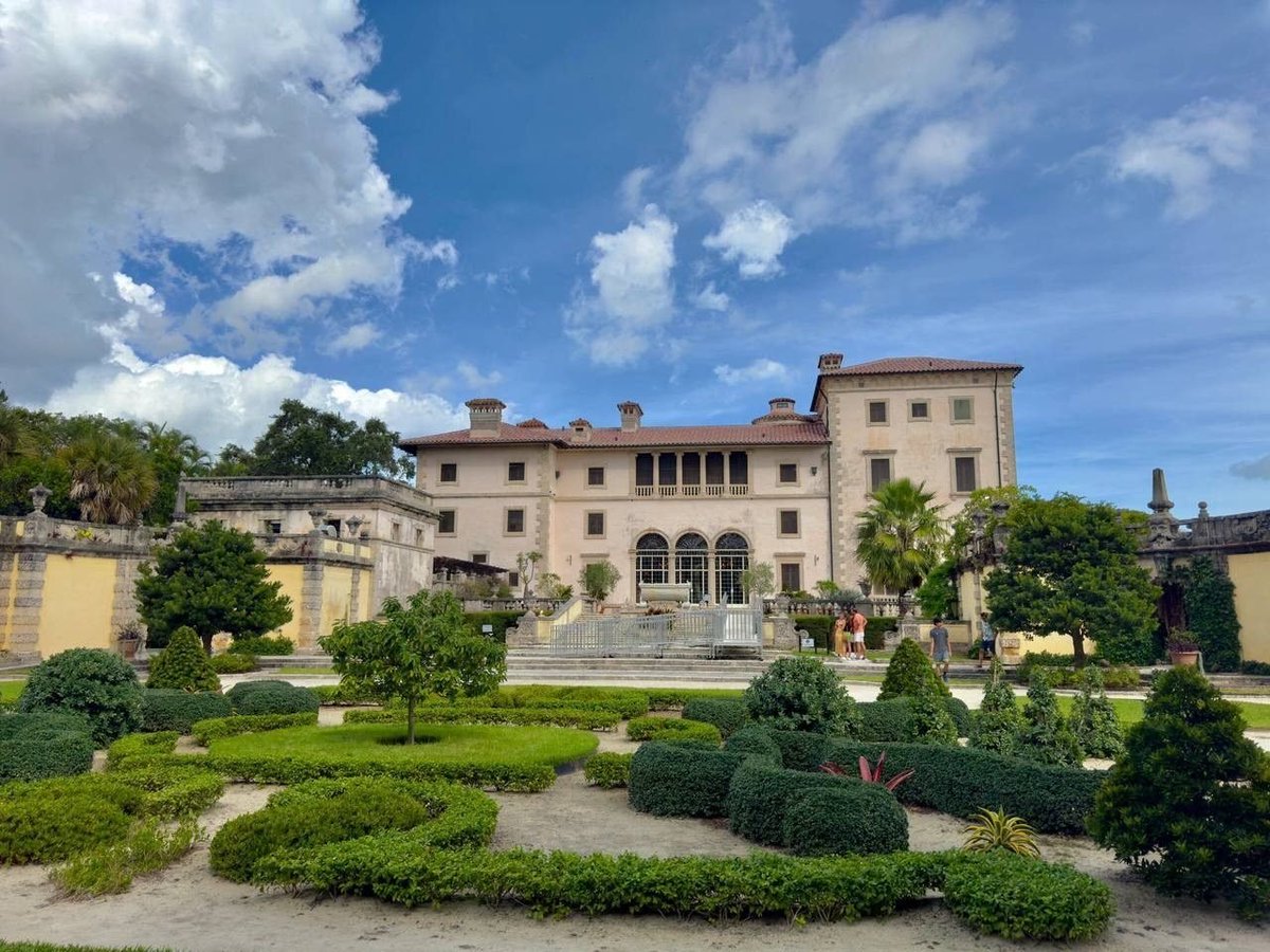 Exploring the stunning Vizcaya Museum and Gardens in Miami 📷📷 A breathtaking seaside estate that blends history, art, and nature in the most beautiful way. Every corner is a masterpiece, from the grand architecture to the lush gardens. A true gem of Miami! 📷📷