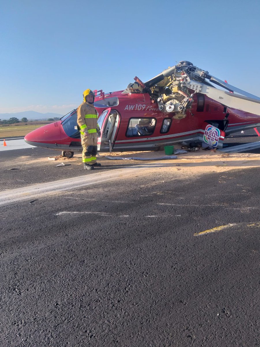 AloOlivera's tweet photo. Las cosas van de mal en peor… lo bueno es que la ambulancia aérea no tuvo este incidente durante un traslado. https://t.co/CM8Am6BfWT