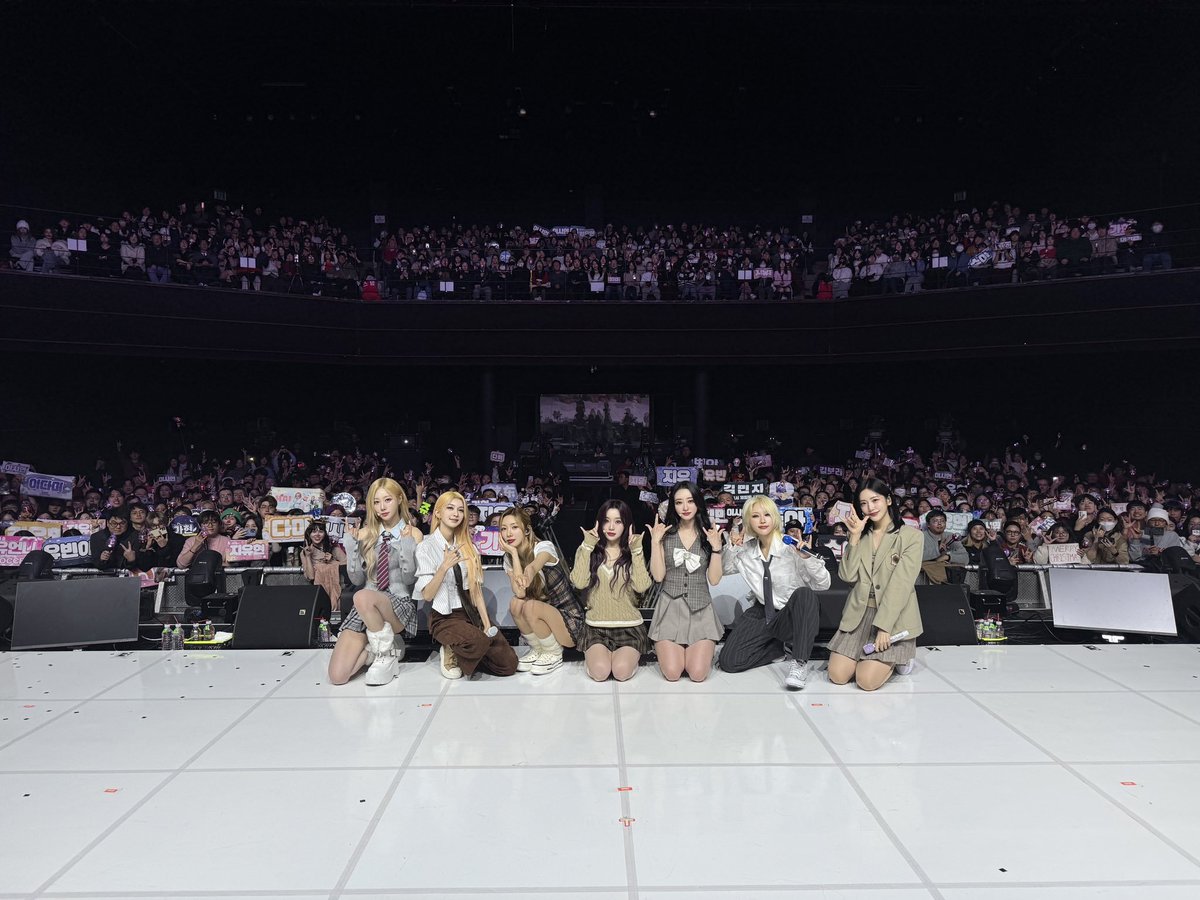 dcatcherbr's tweet photo. [🎥] Linha do tempo do Dreamcatcher:

Em 2024, Dreamcatcher realizou seu primeiro concerto de natal, '7 Doors of Christmas: a Lucky Encore'! 

#8ternals #8YearswithDreamcatcher #Harder_Deeper_Forever @hf_dreamcatcher https://t.co/qIpNt5rL0b
