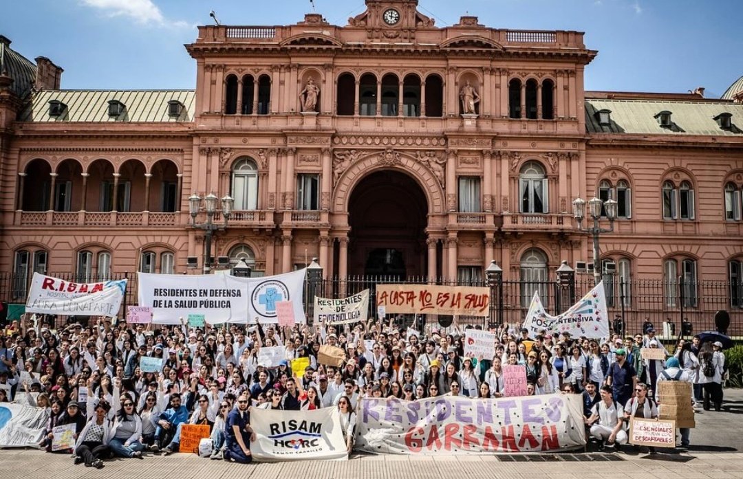 98Shrek's tweet photo. @porqueTTarg Mientras tanto los residentes de hospitales que dependen del gobierno de la nación (posadas y garraham) ganando 700 mil al mes, muy por debajo respecto a los demás hospitales, trabajando 12 hs por dia y guardias. Por qué no empiezan por ahí? Vergüenza https://t.co/etluGaPUso