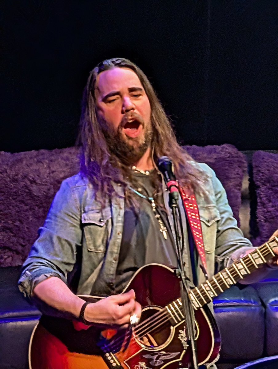 Woot_beerfloat's tweet photo. @Halestorm Was blessed enough to see you guys in Bloomington IL for studio sessions. Absolutely mind-blowing 😍 (sorry I was up in the nose bleeds! Pictures are the best I could get) https://t.co/MSEg28Lie2