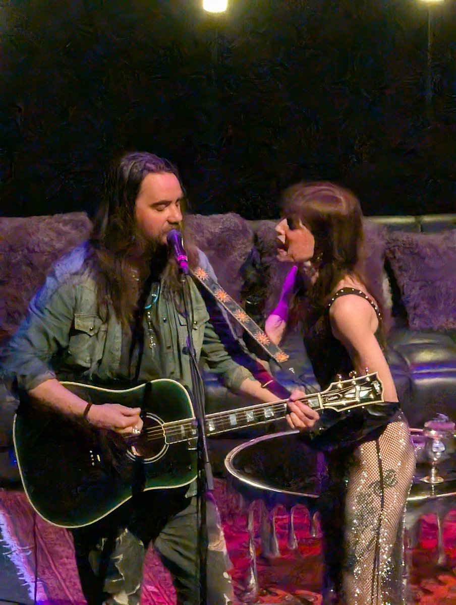 Woot_beerfloat's tweet photo. @Halestorm Was blessed enough to see you guys in Bloomington IL for studio sessions. Absolutely mind-blowing 😍 (sorry I was up in the nose bleeds! Pictures are the best I could get) https://t.co/MSEg28Lie2