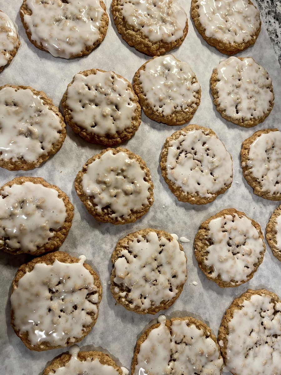 BriWithoutCheez's tweet image. Hi Twitter Fam!  I made some homemade iced oatmeal cookies tonight…just thought I’d share 😍😋