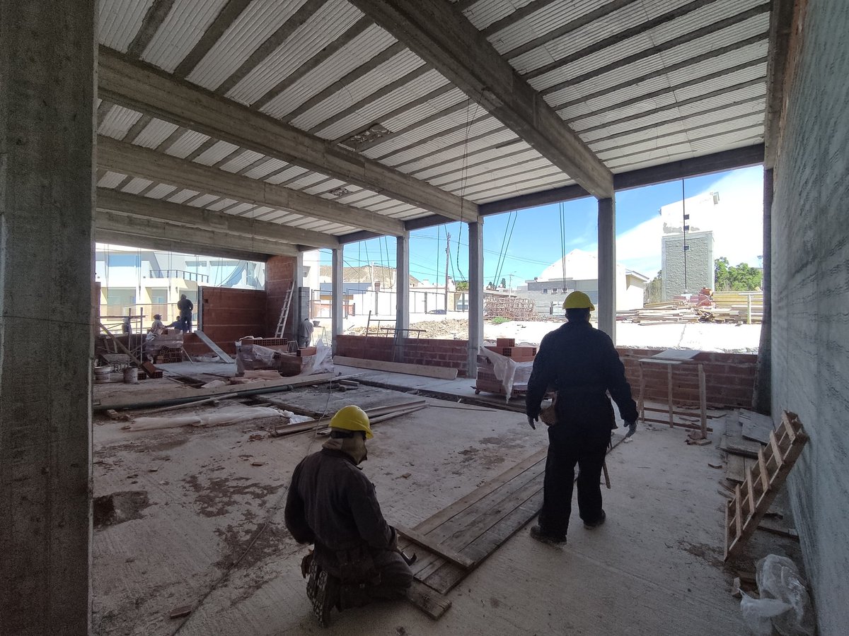 PadresBioMarina's tweet photo. Hoy hubo una visita de Padres Autoconvocados y Cooperadora para ver los avances de la obra de nuestro Biología Marina.
Nos dicen que no hubo confirmación sobre la 2da etapa de obra.
Es cierto, @NachoTorresCH
@joseluispunta?
Lo prometieron, no fallen.

https://t.co/J573VmVApH https://t.co/grAq6DKxs5