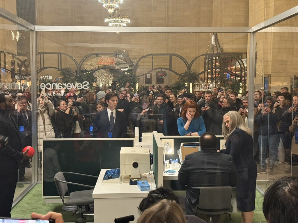 lesIiebens's tweet image. i actually have a crazy amount of thoughts about the severance actors playing their characters in a public glass box with fans everywhere filming, to market a show that is about privacy, identity, and what it means to be a person under constant surveillance. just genius