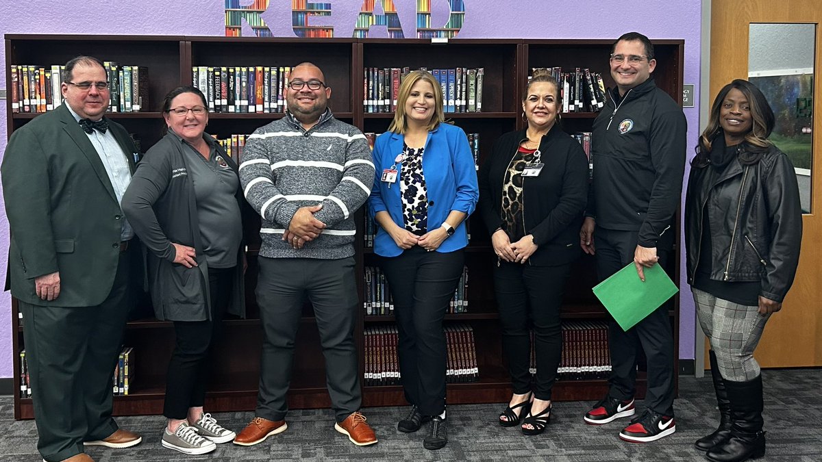 Marlenysva1234's tweet photo. Today we had a surprise visit from Dr. Mark Shanoff, Superintendent Osceola School District. He wanted to personally see the ELL after school program. Wonderful things happening at Narcoossee Middle School! Thank you Multicultural Education for the Grant!
#SDOCGoodtoGreat https://t.co/rGpXOhqU4Z