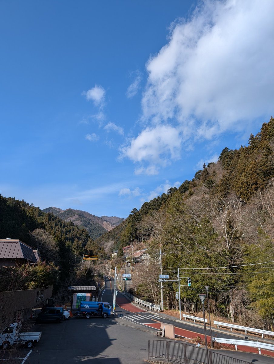 kazumanoyu2's tweet photo. 気温5℃湿度40%。
晴れです。
毎年3月に檜原村本宿地域において御とう神事というお祭りが実施されます。
真冬の深夜に川に入って禊をし、火打石を使って火をおこし、神様に献上する米を炊く、1500年代からお祭りの実施の記録が残っている歴史の長いお祭りです。
数馬の湯ロビーにて紹介しています。 https://t.co/uS7ybZR3JT
