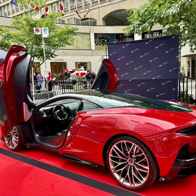 Wow , you are such a handsome handsome gentleman and your smile looks so kind to me. Cool.