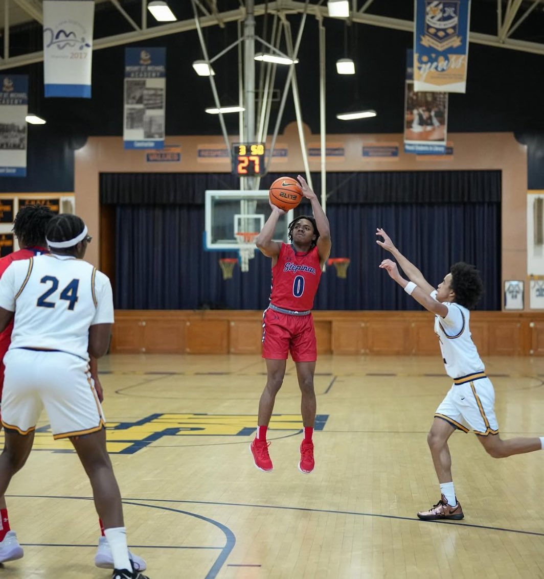 TheMassCo's tweet image. 👀 @TheMassCo Athlete and @UMassMBB signee 🖊️ @nolimitdannyyy goes off in a big WIN  today for @step_basketball (69-51) with 15, 10 &amp;amp; 8…catch him in #SpringfieldMA Sunday before the #UMass game at 2 PM as @step_basketball takes the floor at 11:30 AM in the @Hoophall Classic 🏀…