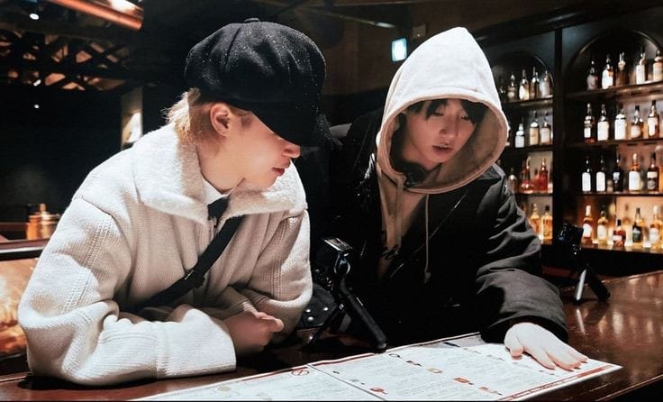 nintendoWis's tweet photo. Onde Jeon Jungkook, capitão do time de futebol americano da escola precisa de ajuda nas matérias da faculdade e vai atrás do nerd da turma 

Ou

Onde Park Jimin, conhecido como nerd do curso de matemática recebe um pedido de ajuda inusitado do capitão do time de futebol americano https://t.co/pyBy1M2lQ3