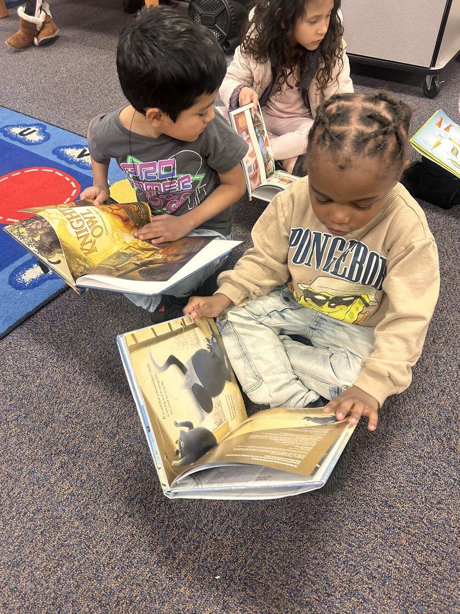 At Belvoir, we nurture a passion for reading! Our kindergarteners are having a great time reading in the media center.  

En Belvoir fomentamos la pasión por la lectura. Nuestros alumnos de jardín de infantes se divierten mucho leyendo en la biblioteca.
#theworldsgreatest