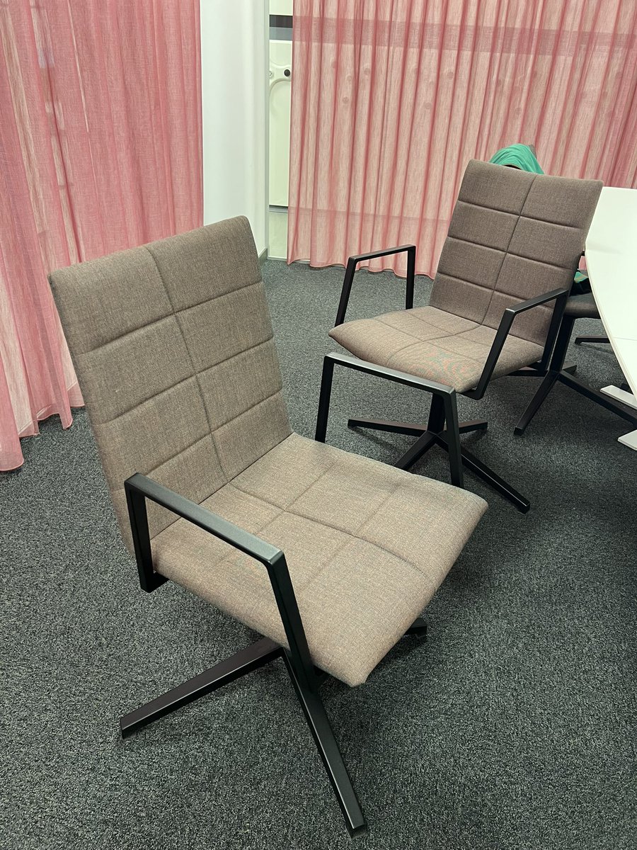 How the chairs look after meeting end.