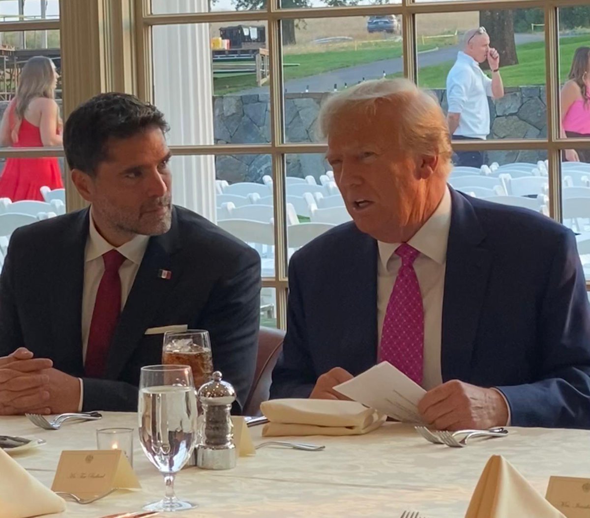 ÚLTIMA HORA: Trump ha excluido a la presidente Sheinbaum de la lista de invitados para su toma de posesión este 20 de enero en D.C., otorgando en cambio un lugar destacado a Eduardo Verástegui, líder del Movimiento Viva México y representante de los valores conservadores. 

Este