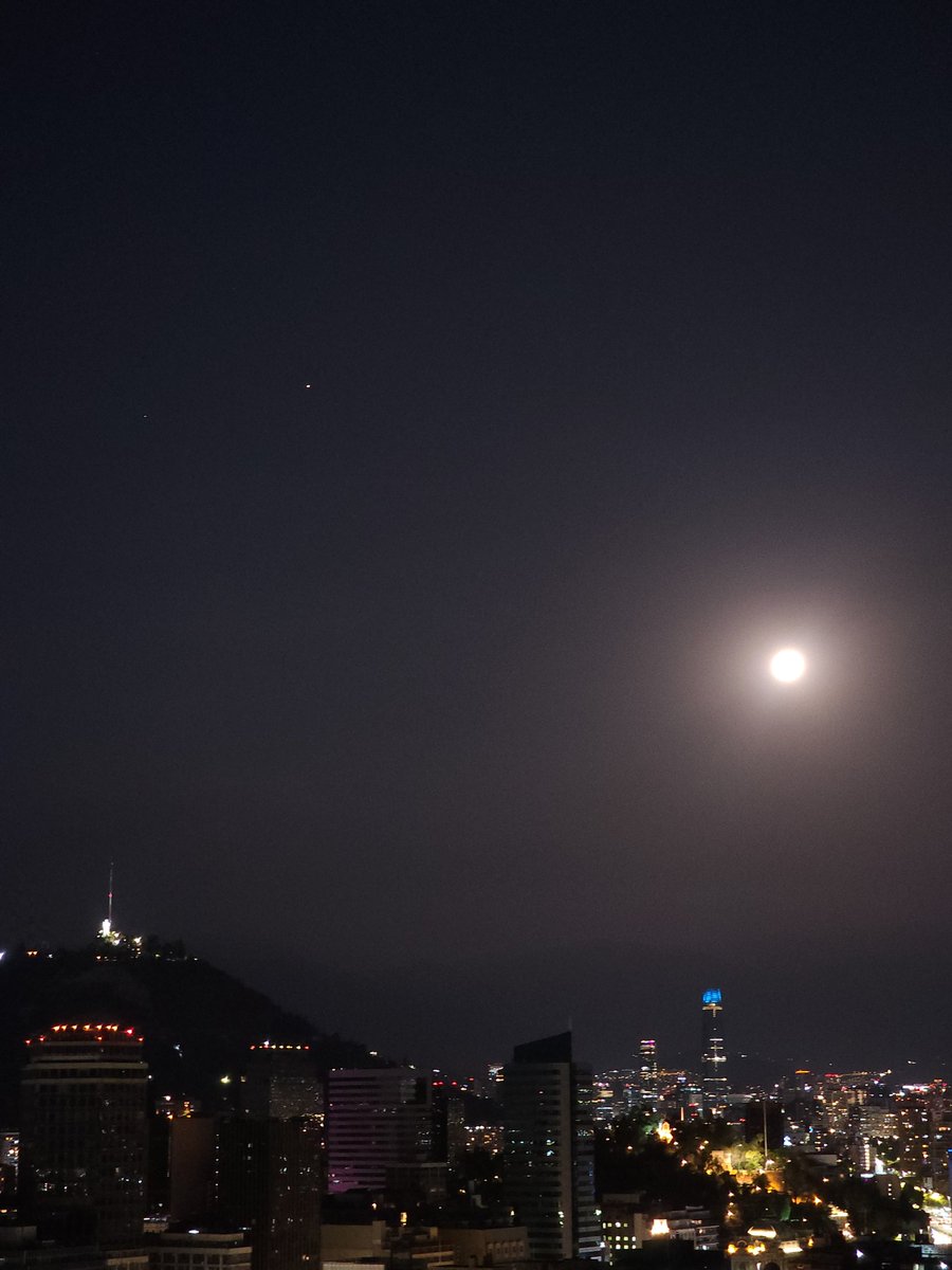 Darwinqzz's tweet photo. Lo preciosa que está la luna de hoy en Santiago. https://t.co/DFbWocf3SV