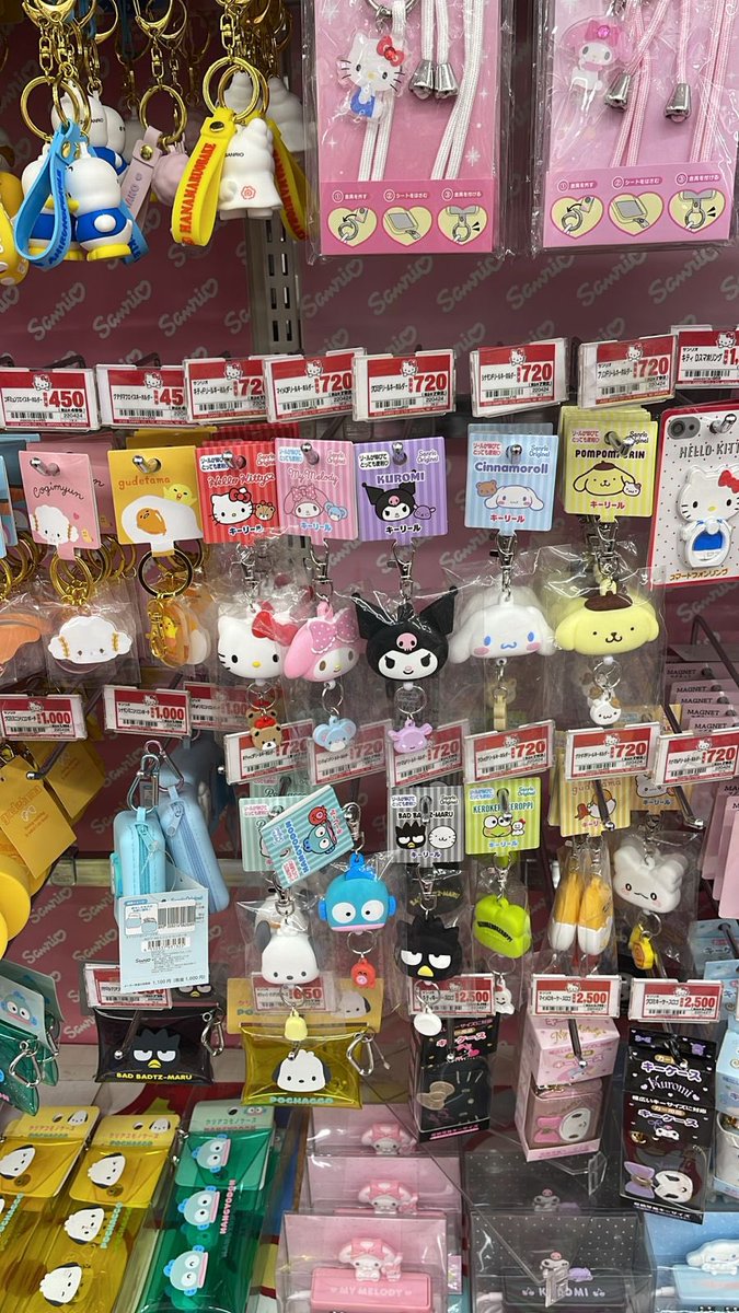 gemes2 banget gak sihhh keychainnya #zonauang #zonabu #zonajajan tag. keychain hello kitty my melody gantungan boneka lucu