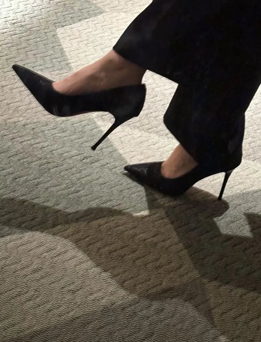 brigitte22788's tweet photo. 人生はハイヒールのようなもので、歩くのは難しいですが、それだけの価値はあります。 https://t.co/r8Pm1Pbyk7