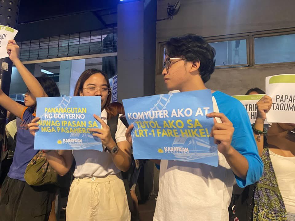 SAMASAPUP_'s tweet photo. PAALALA: TUTULAN ANG HINDI MAKAMASANG TAAS-PAMASAHE SA LRT! 🚆✊

Sa isinagawang kilos-protesta ngayong umaga sa Doroteo Jose Station, mariing tinutulan ng mga progresibong grupo ang taas-pamasahe na ₱7.48 per passenger ng LRMC sa LRT-1. 

#NoToLRTFareHike
#NoToPrivatization https://t.co/5lInY0A7GP