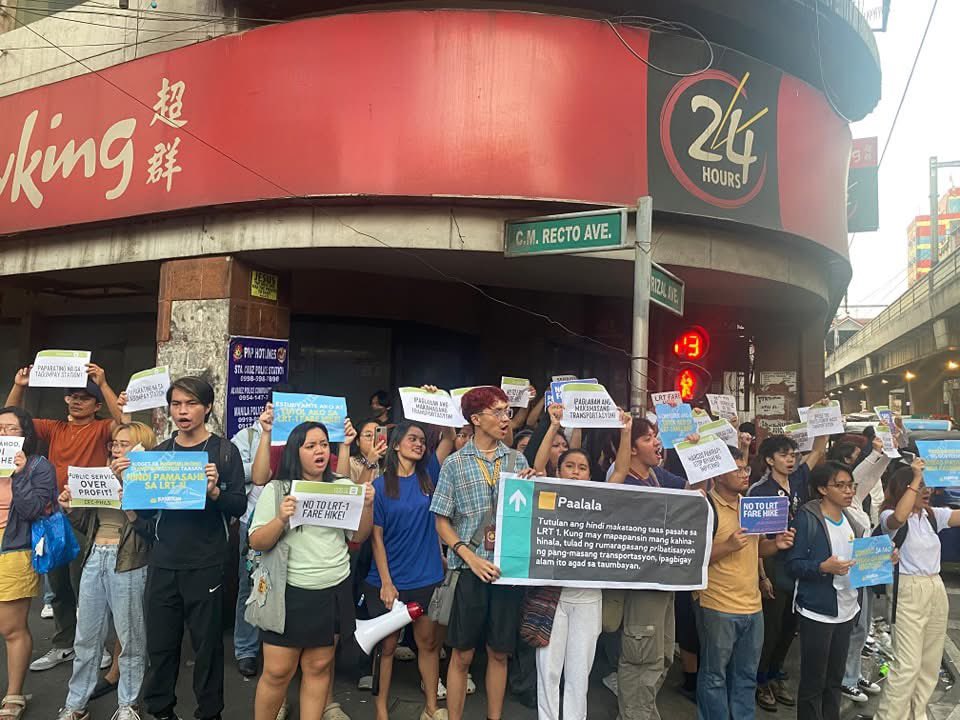 SAMASAPUP_'s tweet photo. PAALALA: TUTULAN ANG HINDI MAKAMASANG TAAS-PAMASAHE SA LRT! 🚆✊

Sa isinagawang kilos-protesta ngayong umaga sa Doroteo Jose Station, mariing tinutulan ng mga progresibong grupo ang taas-pamasahe na ₱7.48 per passenger ng LRMC sa LRT-1. 

#NoToLRTFareHike
#NoToPrivatization https://t.co/5lInY0A7GP