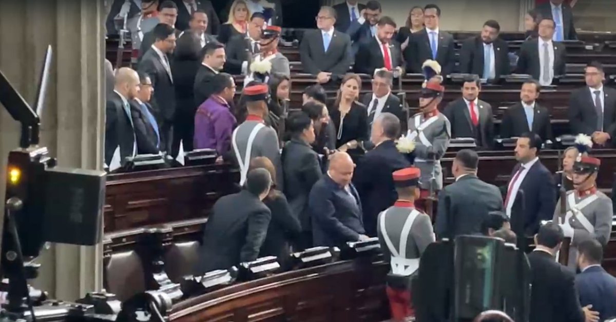 CanalAntigua's tweet photo. Samuel Pérez y Bequer Chocooj protagonizan altercado en informe de Arévalo. Diputado oficialista rompió documento que el legislador de Cabal intentó entregar al mandatario⬇️

#SamuelPérez #BequerChocooj #Altercado #Informe #BernardoArévalo 

https://t.co/Q3lJpn7QaN https://t.co/pT9MJzg6ER
