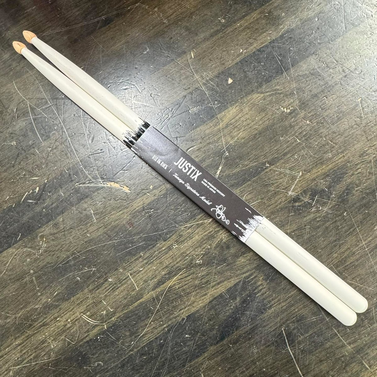 UONEMUSIC's tweet photo. ／
ONE OK ROCK Tomoya
シグネチャーモデルスティック
入荷しました🥁
＼

Tomoyaが試行錯誤しながら約1年半をかけて完成したこだわりのスティックがJUSTIXから発売☻

JSX-TMYW
カラー：ホワイト
￥2,530(税込)

ぜひお買い求めください！

#ONEOKROCK #Tomoya #JUSTIX #ワンオク https://t.co/hxcftKpw0N