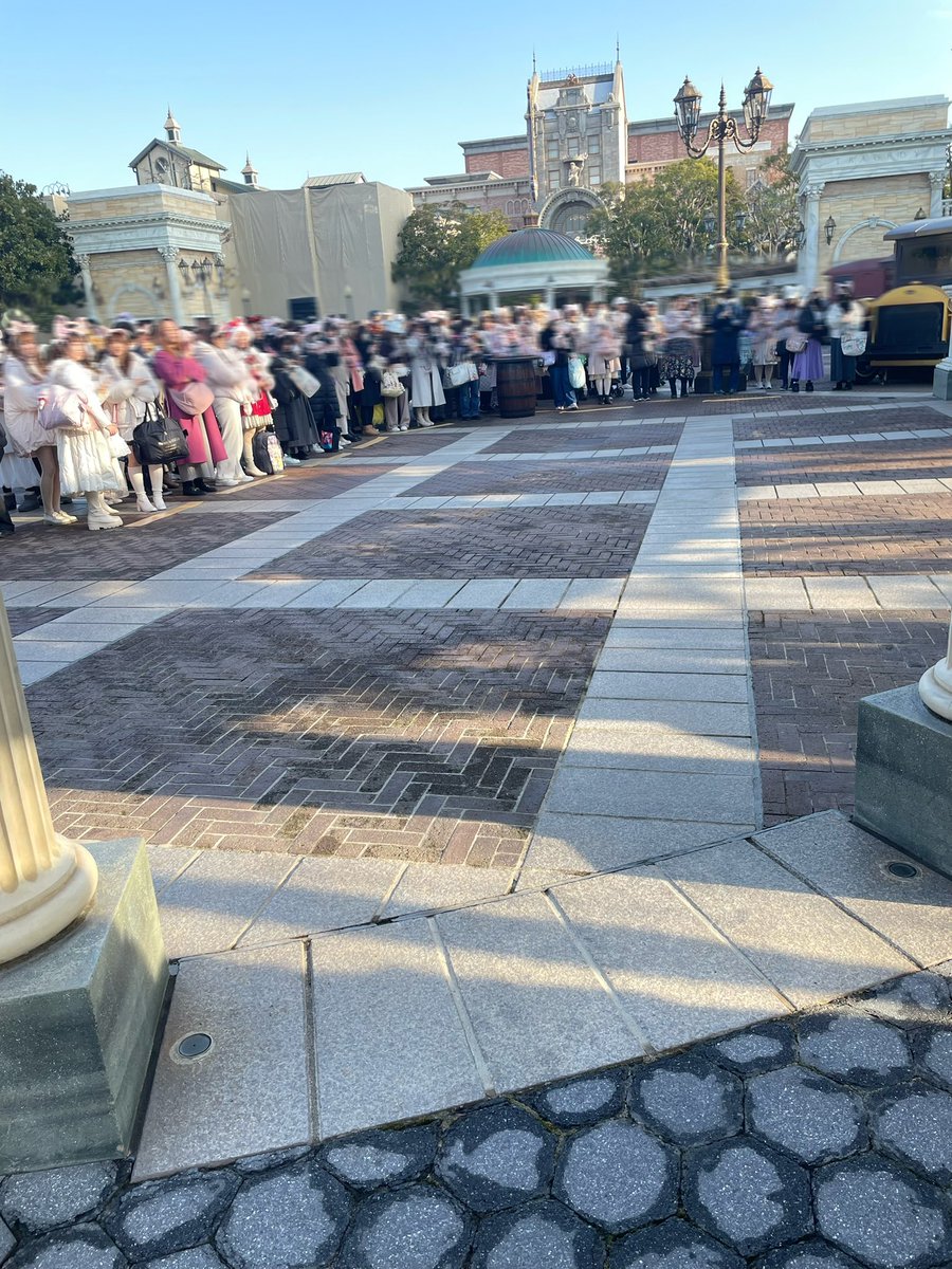 Minniechan11181's tweet photo. リーナベルグリ周りのカメラが怖すぎ…………

#TDR__now 
#TDR_now https://t.co/E0cflt79lv