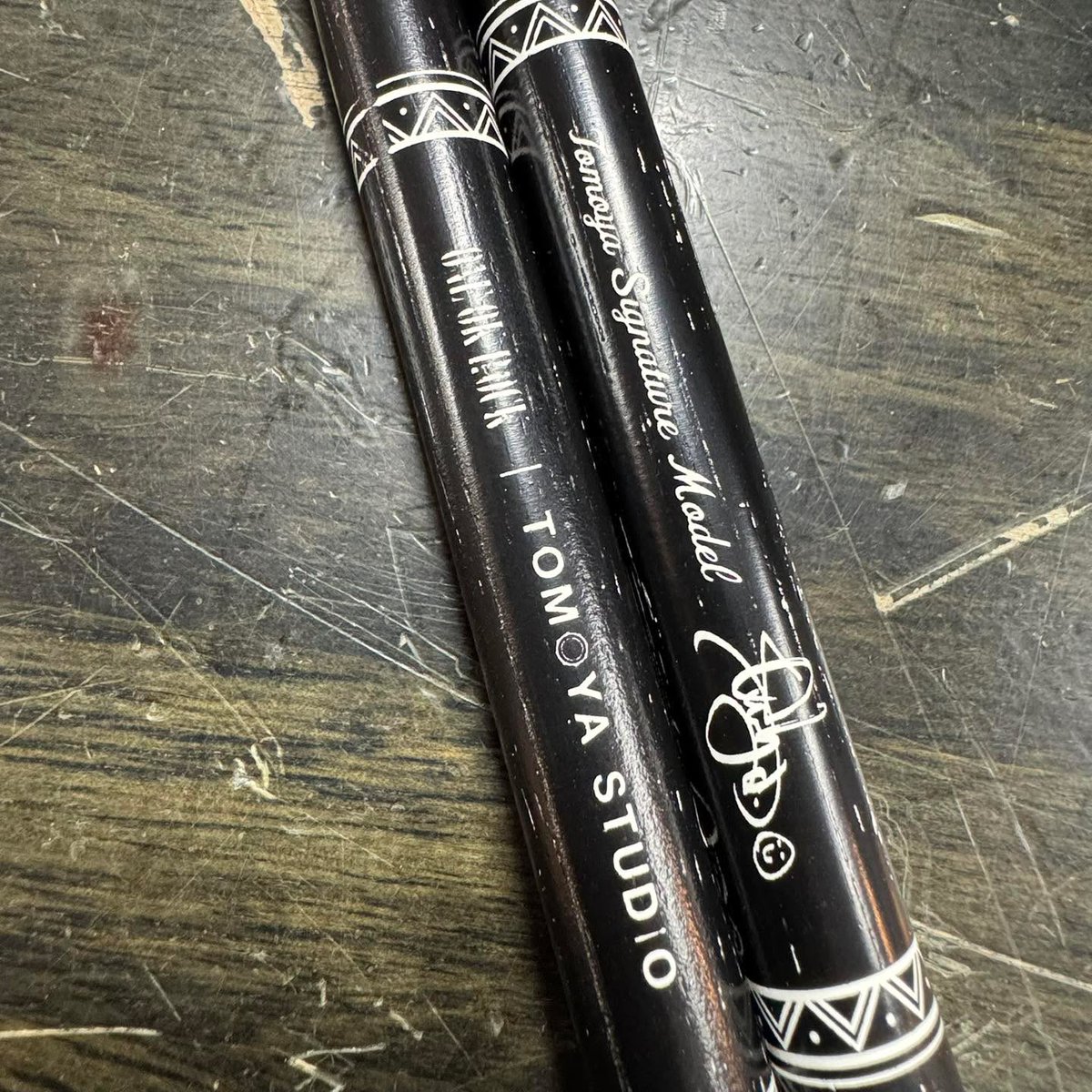 UONEMUSIC's tweet photo. ／
ONE OK ROCK Tomoya
シグネチャーモデルスティック
入荷しました🥁
＼

Tomoyaが試行錯誤しながら約1年半をかけて完成したこだわりのスティックがJUSTIXから発売☻

JSX-TMYW
カラー：ホワイト
￥2,530(税込)

ぜひお買い求めください！

#ONEOKROCK #Tomoya #JUSTIX #ワンオク https://t.co/hxcftKpw0N