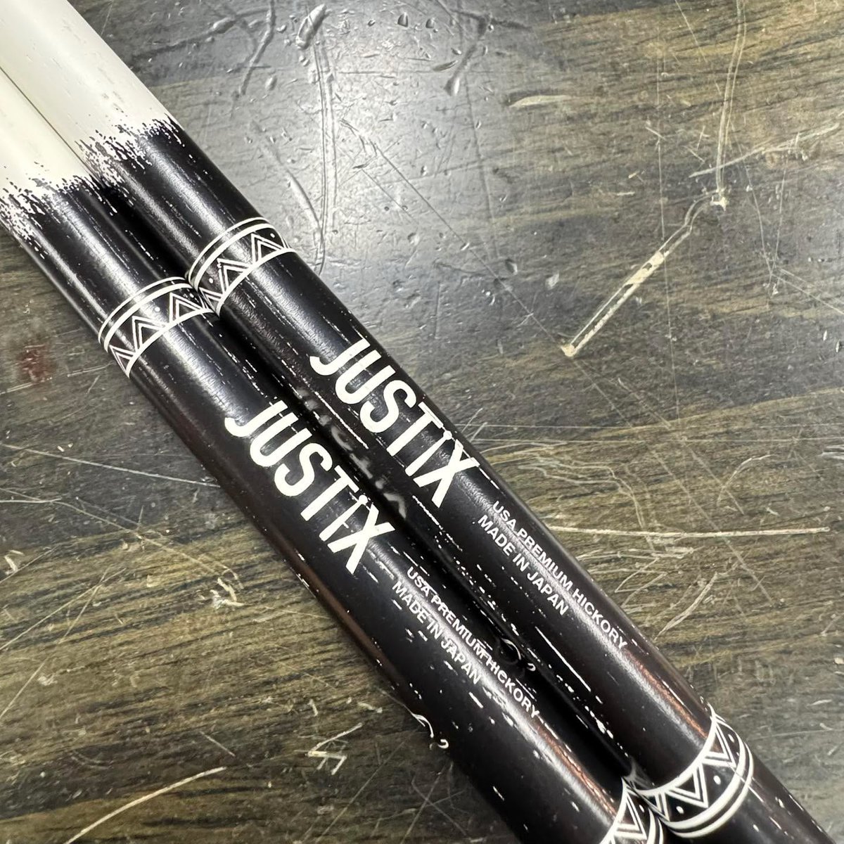 UONEMUSIC's tweet photo. ／
ONE OK ROCK Tomoya
シグネチャーモデルスティック
入荷しました🥁
＼

Tomoyaが試行錯誤しながら約1年半をかけて完成したこだわりのスティックがJUSTIXから発売☻

JSX-TMYW
カラー：ホワイト
￥2,530(税込)

ぜひお買い求めください！

#ONEOKROCK #Tomoya #JUSTIX #ワンオク https://t.co/hxcftKpw0N