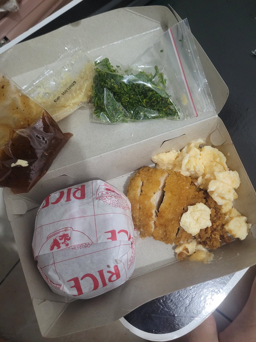 souleilblanc's tweet photo. pret. sorry to ruin your endorsement but this is my last straw for mangkatsu. iyalah yg dikirim lu porsi gendut2, orang endorse 😂 noh apa yg gue dapet sebagai konsumen. ayam sama telurnya pucet semua lolll ayamnya juga ga sampe sekepalan tangan https://t.co/upowVXwllo
