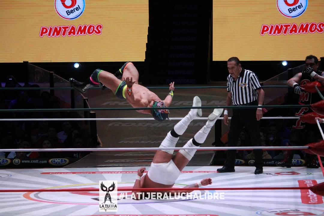 LaTijeraLucha's tweet photo. Simplemente espectaculares los que esos ligeros del #CMLL❗️
Grandes lances de #Astral, #Electrico para que #OroJr definiera ante unos rudos “montoneros” como lo fueron #Robin, #Disturbio y #EnfermeroJr, quienes dominaron al atacar en mayoría pero sucumbieron en la #MexicoCatedral https://t.co/km3kE5MI7k