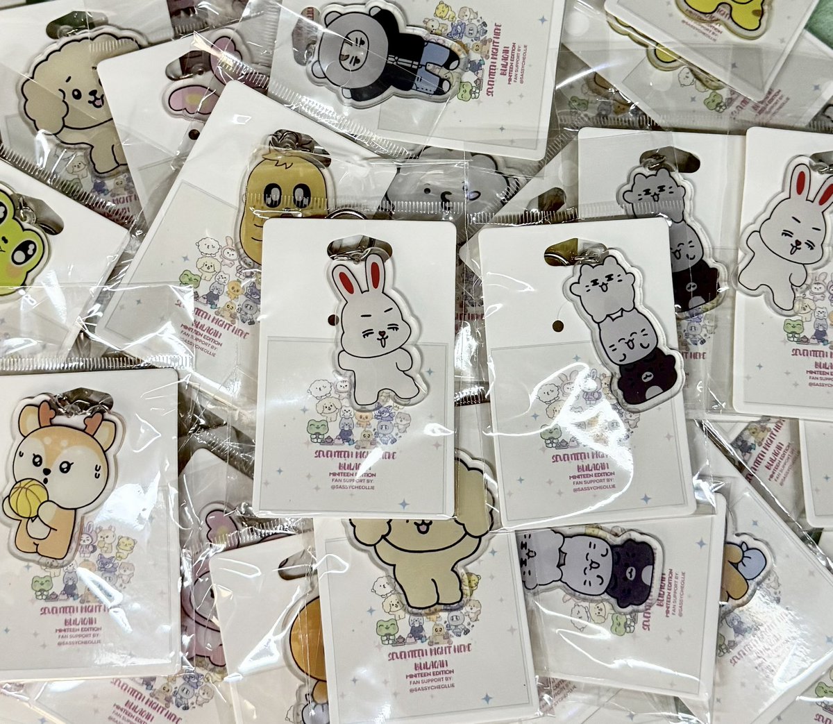 sassycheollie's tweet image. Hi caratdeul!

Freebies for RH BULACAN D1 and D2
1:1/onsite trades only

I 50 pcs miniteen keychains
II 150 pcs fan (by me, @ksynotsky  and @aidelyn1015 )
III 50 pcs Friendship bracelet (svt/members name)
IV 50 pcs candies etc 😅 to be packed

see you!