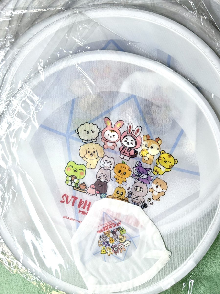 sassycheollie's tweet image. Hi caratdeul!

Freebies for RH BULACAN D1 and D2
1:1/onsite trades only

I 50 pcs miniteen keychains
II 150 pcs fan (by me, @ksynotsky  and @aidelyn1015 )
III 50 pcs Friendship bracelet (svt/members name)
IV 50 pcs candies etc 😅 to be packed

see you!