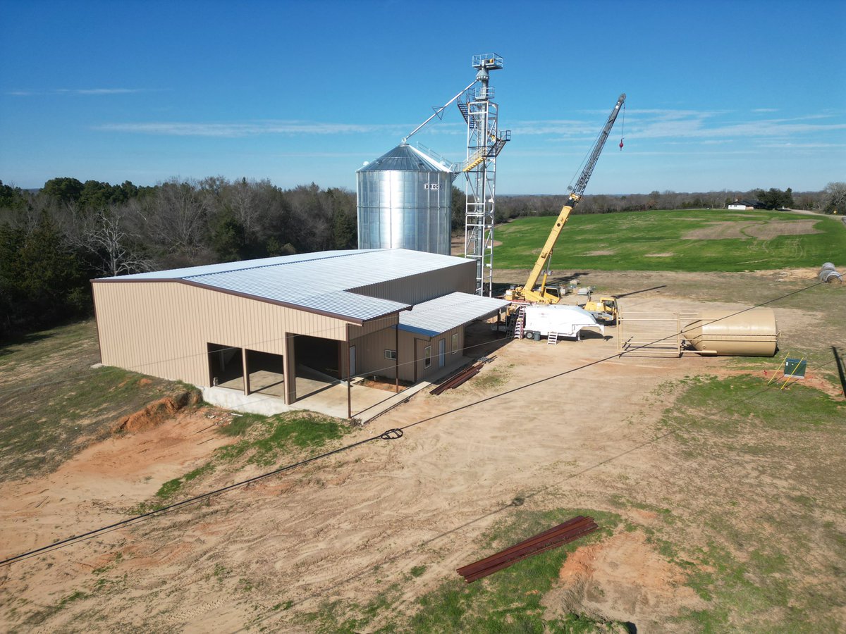mcbmc_'s tweet photo. Some poor boy ingenuity. 

78ft elevator tower built from two 40ft $1500 sea container frames. Turned out stout, even welded some Facebook marketplace stairs to the top. https://t.co/oNa86jfnnQ
