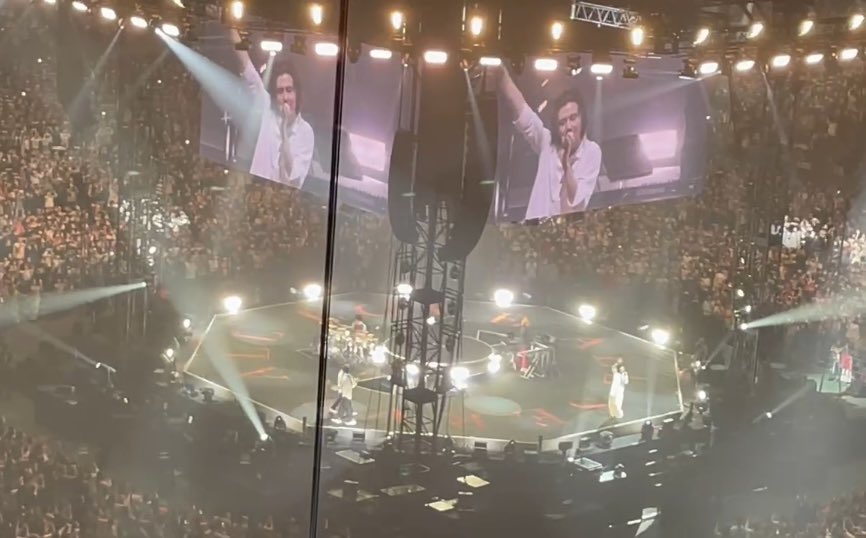 ka37967220809's tweet image. 数日前奇跡的に🎫取れた
LAATたまアリ😭
屋根裏部屋からのようなお席(最後列)より🍃✨️

小さいなぁ…でもいいの  
同じ時間を過ごせたからね🥹

Live後 風友ちゃん達と

🍃身長この位なんだよね

って自販機を目の前にしわちゃわちゃしてたな
楽しかったな☺️

#藤井風
#LAAT